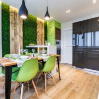 Kombinacija zelene mahovine i drvenih površina u unutrašnjosti kuhinje