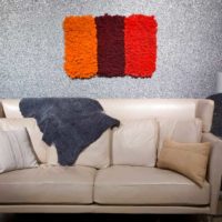 Obojena mahovina kao zidni ukras preko sofe