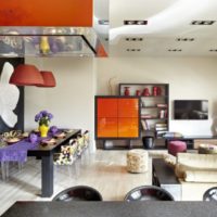 Colored chairs and orange surfaces in the interior of the living room