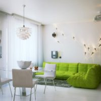 Svijetla sunčana dnevna soba s kaučem u boji masline