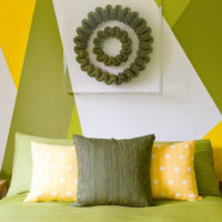 Maslina, žuta i bijela boja u unutrašnjosti spavaće sobe.