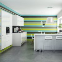 Carta da parati con strisce colorate all'interno di una cucina moderna