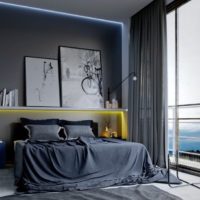 Fenêtre panoramique dans la chambre à coucher avec un intérieur sombre