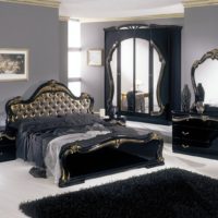 Mobilier classique sombre dans la chambre