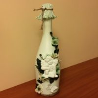 Anđeoska figurica na vjenčanoj boci šampanjca