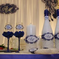 Faire des bouteilles et des verres à vin pour un mariage