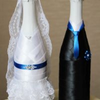 Nastri in bianco e nero nella decorazione di champagne da sposa