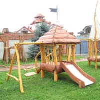 Aire de jeux en bois au chalet