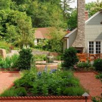 Beau jardin pour les légumes devant la maison de campagne