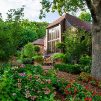 Casa moderna su una collina di una zona suburbana