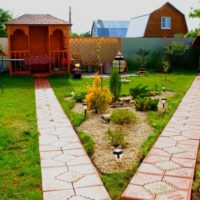 Passerelles en béton menant aux bâtiments de jardin