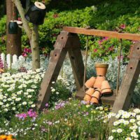 Balançoire décorative dans la conception du jardin