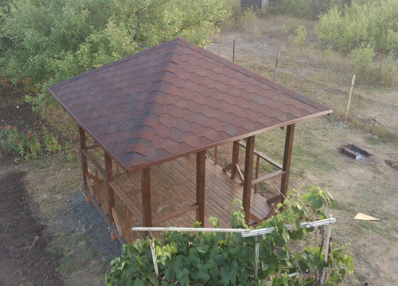 Semplice gazebo in legno con tetto morbido