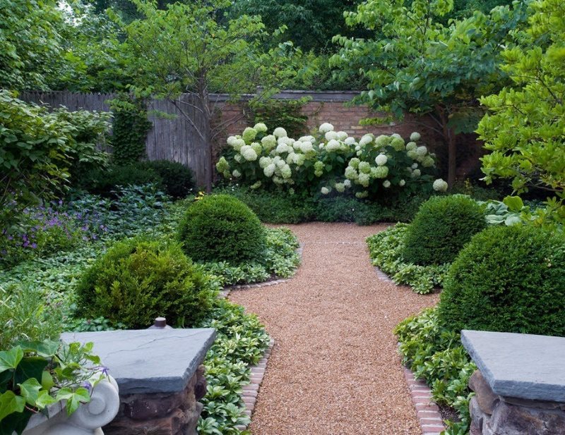 Le chemin en vrac de gravier fin dans le jardin du chalet