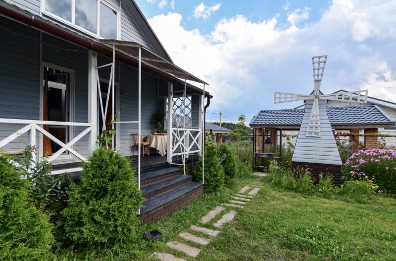 Thuja nyugati része a ház főbejárata előtt