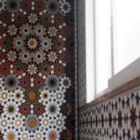 Ornement de mosaïque colorée sur le mur de la cuisine