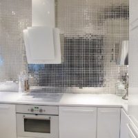 Mosaïque miroir et façades blanches dans une cuisine moderne