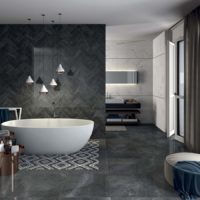 Bagno in mosaico che suddivide in zone il pavimento