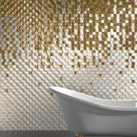 Mosaico bianco dorato nel bagno