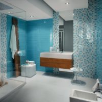 La combinazione di mosaico bianco e blu in bagno