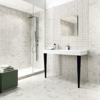 Mosaico grigio e bianco nel design del bagno