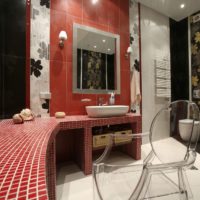 Mosaico rosso in bagno