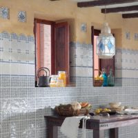 Piastrella in ceramica con motivo a mosaico