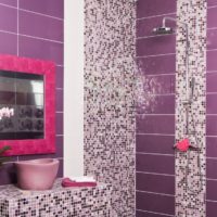 Vasca da bagno viola design con decorazioni a mosaico