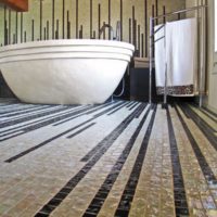 Lignes étroites dans la mosaïque de la salle de bain