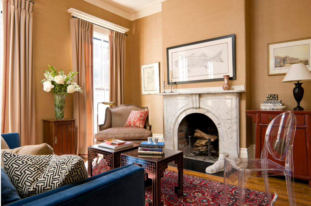 Mramorni kamin u dnevnoj sobi u neoklasicističkom stilu