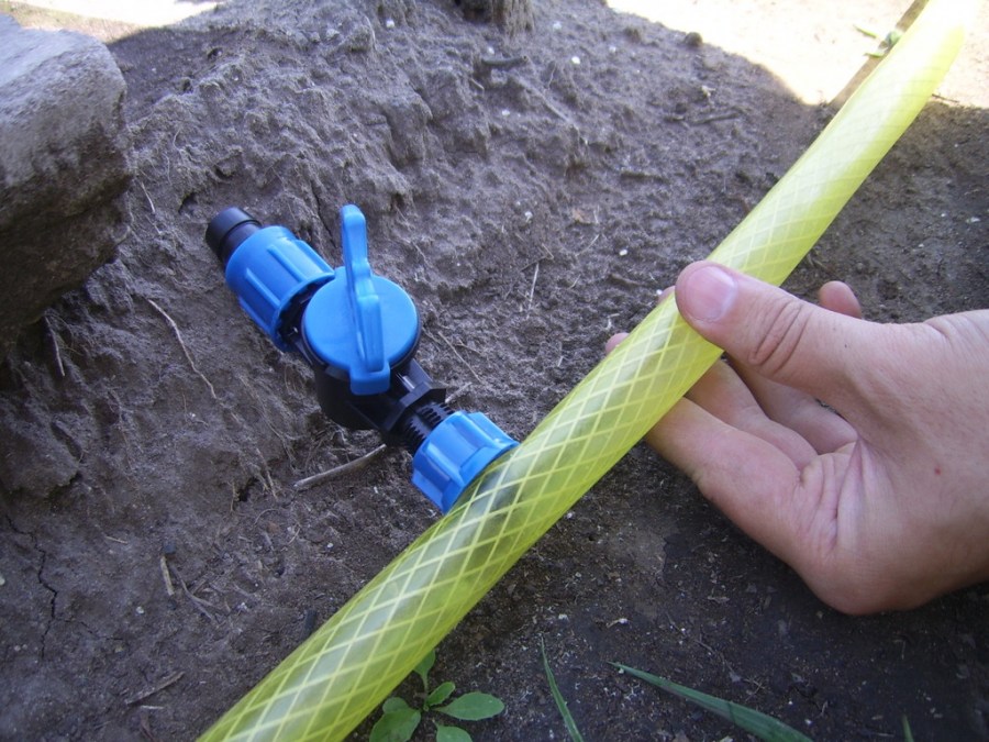 Sistema di irrigazione a goccia per il giardino