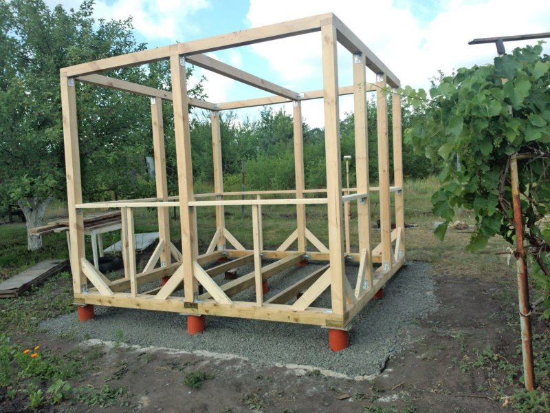 Installation de bricolage d'un gazebo en bois