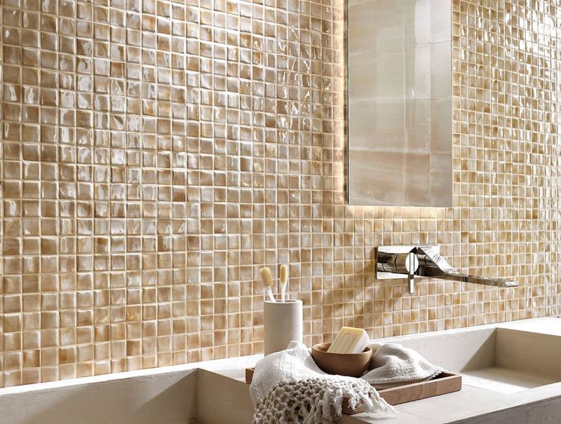 Mosaico ceramico sulla parete del bagno