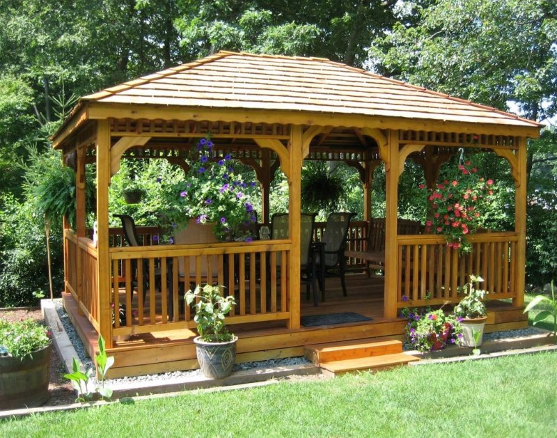 Photo d'une tonnelle de jardin en bois de style classique