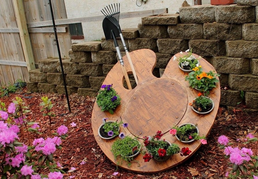 Lit de fleurs en contreplaqué fait maison