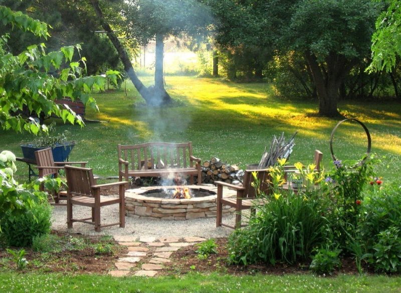 Decorazione di un giardino con posti a sedere con alberi secolari