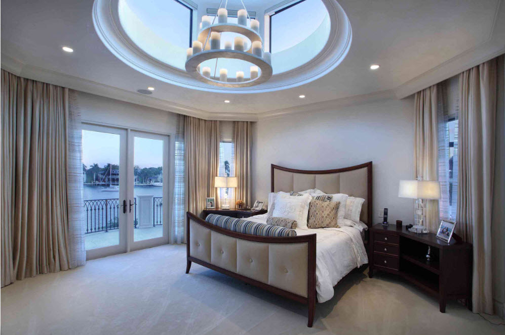 Svijetla spavaća soba s tamnim neoklasičnim krevetom
