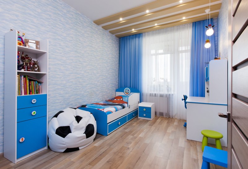 Cameretta blu con pavimento in laminato