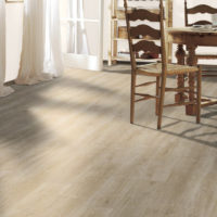 Luminoso soggiorno con laminato classe 32