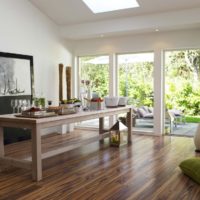 Table en bois avec plancher en stratifié