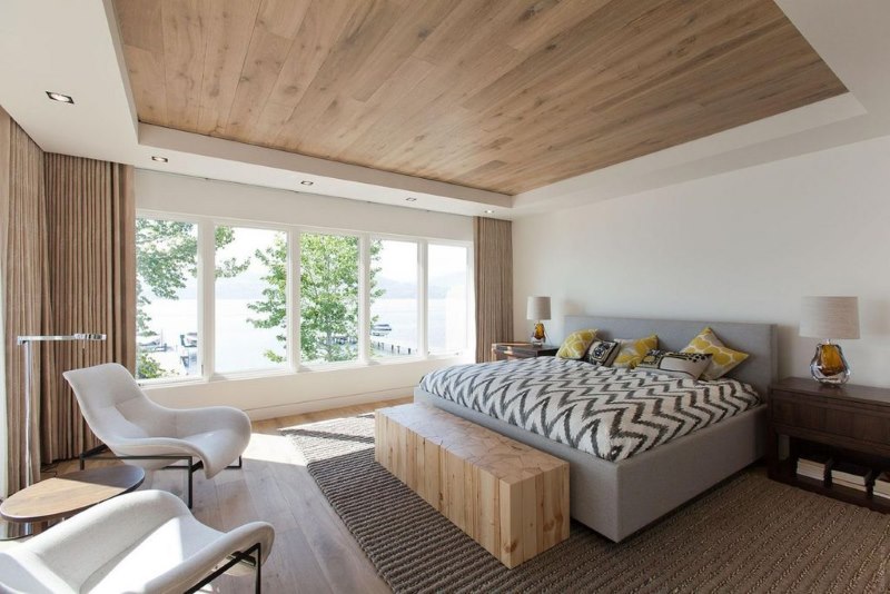 Minimalistički interijer spavaće sobe s laminatom na stropu