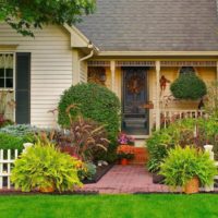 Realizzare il giardino anteriore di una casa di campagna