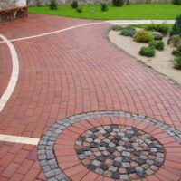 The combined laying of paving slabs