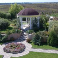 Gazebo de style grec en bordure de campagne