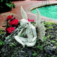 Figurica anđela u dekoru vrtnog mjesta