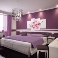 Photo modulaire sur un mur lilas