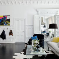 Bijela dnevna soba sa štukaturnim elementima