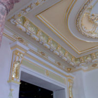 Stucco con dorature all'interno del soggiorno