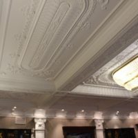 Classica modanatura a stucco sul soffitto del soggiorno