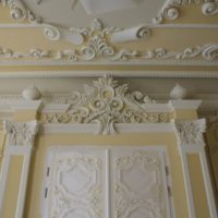 Plaster stucco cetakan di dinding ruang tamu